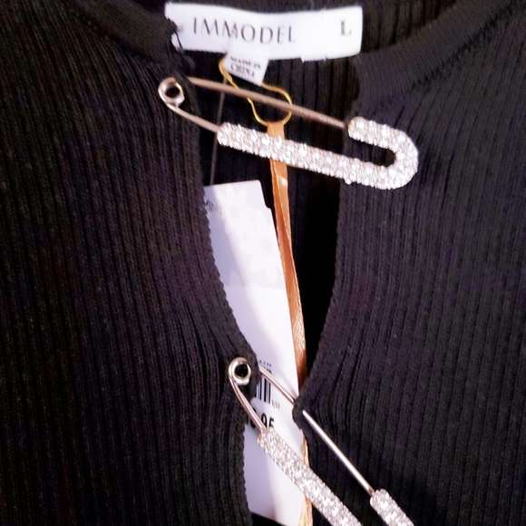 💋Sexy Style Ladies Black Tank w/accented Pins - Picture 2 of 4